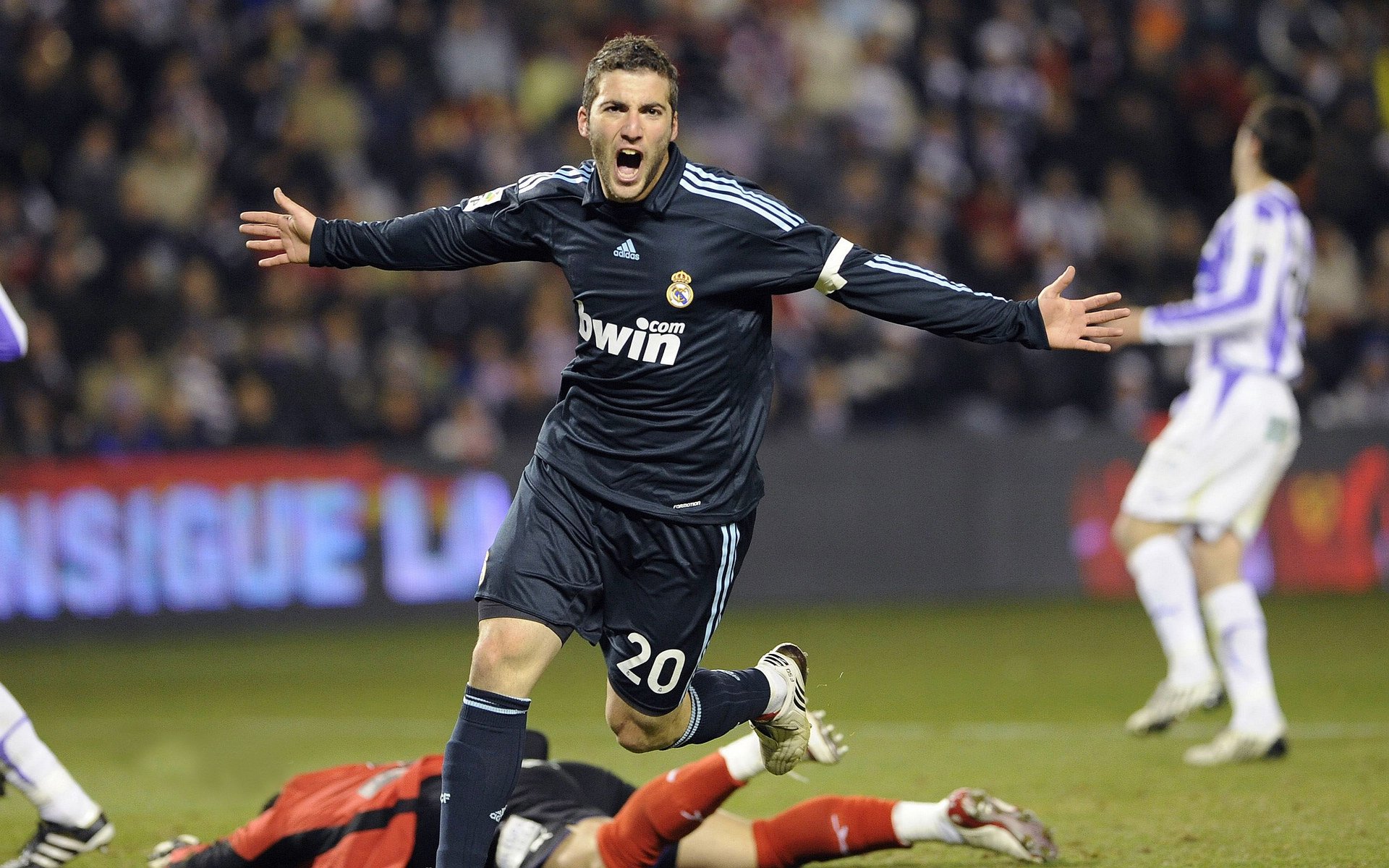 开云体育下载-世界杯中国足球爆冷 球迷情绪波动明显，中国足球世界杯表现